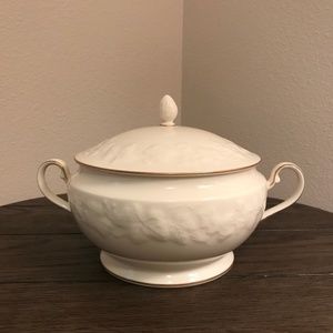 Noritake - Halls of Ivy (Gold Trim) Round Covered Vegetable